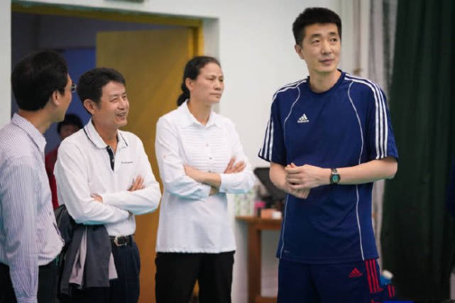 62歲陳忠和依然年輕！現(xiàn)場指導(dǎo)中國女排集訓(xùn)，避免當(dāng)年一錯誤