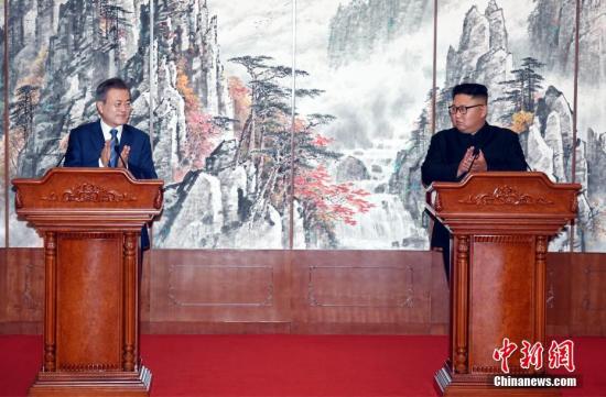 資料圖：朝鮮最高領(lǐng)導(dǎo)人金正恩（右）與韓國總統(tǒng)文在寅會晤。<a target='_blank' >中新社</a>發(fā) 平壤聯(lián)合采訪團(tuán)供圖