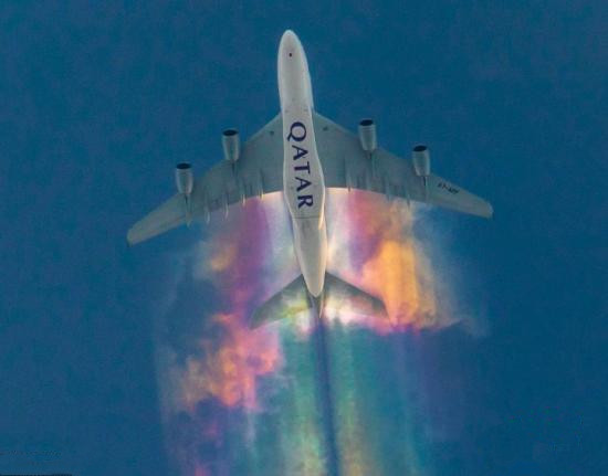 一架飛機(jī)在空中留下彩虹尾巴 攝影師捕捉罕見景象(圖)