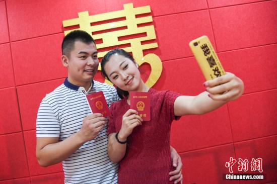 委員建議降低結(jié)婚年齡 婚齡定為男18歲女18歲