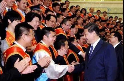 習(xí)近平俯身與老英雄握手，這些年他關(guān)愛退役軍人的話語超暖心！