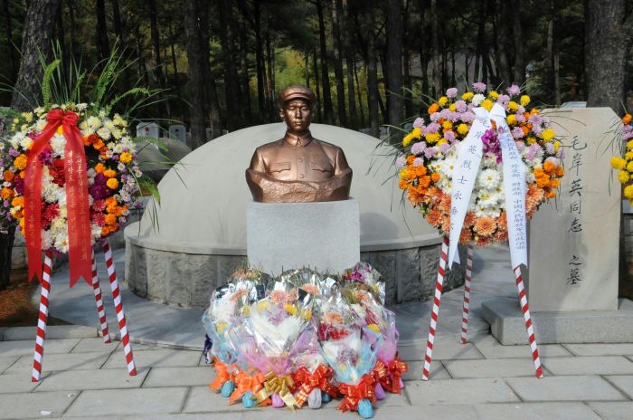 朝鮮舉行向檜倉(cāng)中國(guó)人民志愿軍烈士陵園敬獻(xiàn)花圈儀式