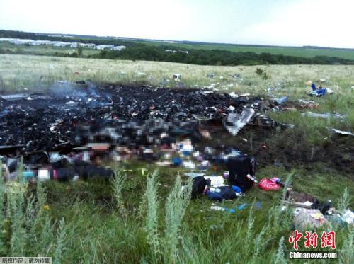 圖三：資料圖：當(dāng)?shù)貢r(shí)間2014年7月17日，馬航MH17班機(jī)從阿姆斯特丹飛往吉隆坡途中，在烏克蘭東部墜毀，機(jī)上298人全部罹難。圖為烏克蘭頓涅茨克地區(qū)，馬來(lái)西亞航空公司MH17航班墜毀地。