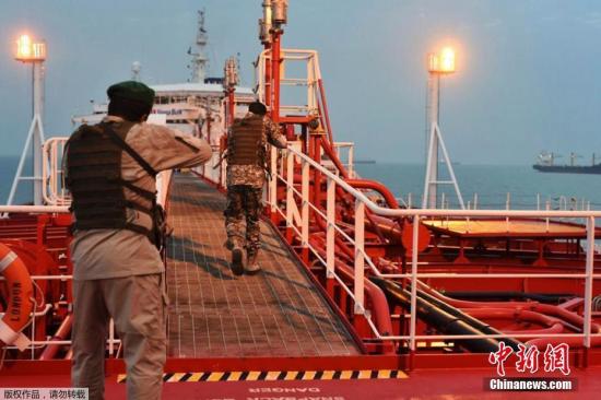 防扣押油輪重演 英令海軍護(hù)送船只通過(guò)霍爾木茲海峽
