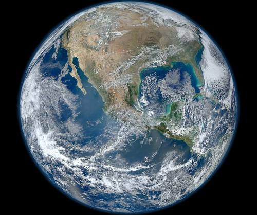 圖為2012年1月4日，地球觀測(cè)衛(wèi)星“蘇奧米NPP”拍攝的地球全景圖——“藍(lán)色大理石”，圖中的地球美得令人窒息。 圖片來源：NASA官網(wǎng)