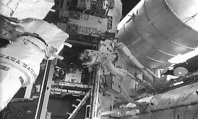 美宇航員太空行走 為國際空間站增設(shè)“停機位”
