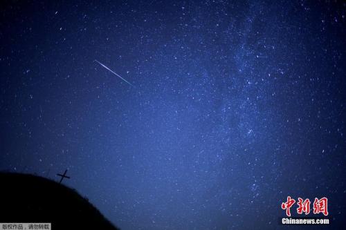 資料圖：與地球相撞的小行星被稱為流星。當(dāng)流星體沒有完全燒毀而落到地面時(shí)，殘余部分便被稱為隕石。圖為“英仙座流星雨”。
