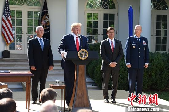 當?shù)貢r間8月29日，美國總統(tǒng)特朗普在白宮表示，為應對颶風“多里安”，他將取消周末赴波蘭的訪問行程。美國副總統(tǒng)彭斯(左一)將代替他出訪。<a target='_blank' >中新社</a>記者 陳孟統(tǒng) 攝