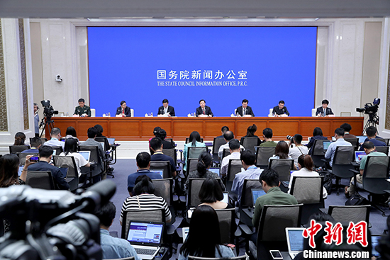 8月29日，國(guó)務(wù)院新聞辦公室在北京舉行慶祝中華人民共和國(guó)成立70周年活動(dòng)有關(guān)情況發(fā)布會(huì)。中央宣傳部常務(wù)副部長(zhǎng)王曉暉在會(huì)上宣布，10月1日將在北京天安門廣場(chǎng)隆重舉行慶祝中華人民共和國(guó)成立70周年大會(huì)，中共中央總書記、國(guó)家主席、中央軍委主席習(xí)近平將發(fā)表重要講話。 <a target='_blank' >中新社</a>記者 張宇 攝