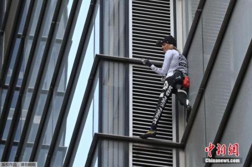 再遭逮捕！法“蜘蛛人”在德國攀登大樓被指違反秩序