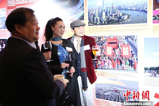 9月25日晚，中國(guó)駐墨爾本總領(lǐng)館舉行招待會(huì)，慶祝新中國(guó)成立70周年。圖為當(dāng)?shù)厝A僑華人在新中國(guó)70年建設(shè)成就展板前留影。 <a target='_blank' >中新社</a>記者 陶社蘭 攝