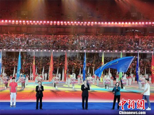 海南省代表接過(guò)全國(guó)少數(shù)民族傳統(tǒng)體育運(yùn)動(dòng)會(huì)會(huì)旗。 韓章云 攝