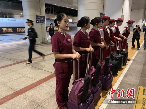 京雄城際列車工作人員。<a target='_blank'  >中新網(wǎng)</a> 吳濤 攝