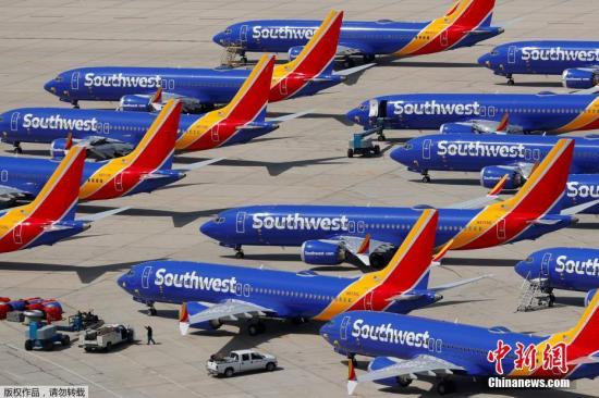 資料圖：當地時間3月27日，美國西南航空公司的波音737 MAX系列飛機停放在號稱“飛機墳場”的維克多維爾機場。西南航空公司發(fā)布聲明稱，將下調全年財務前景，也由此成為美國第一家正式下調全年財務前景的航空公司，預計該季度的收入將比之前的預期減少1.5億美元。受此前波音737 MAX 8飛機事故影響，該公司已被迫停飛旗下具有34架波音737 MAX飛機的新機隊。