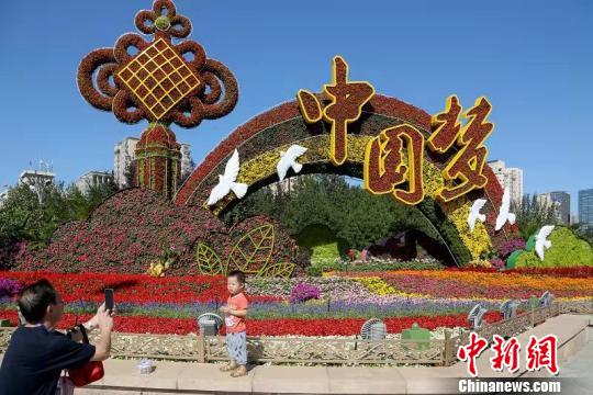 長安街沿線12座立體花壇竣工亮相。供圖