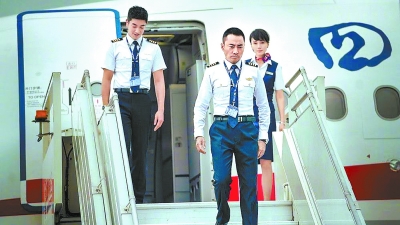 《中國(guó)機(jī)長(zhǎng)》首映 出品人：不做山寨版《薩利機(jī)長(zhǎng)》