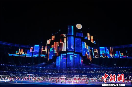 第十一屆全國(guó)少數(shù)民族傳統(tǒng)體育運(yùn)動(dòng)會(huì)閉幕式文藝演出現(xiàn)場(chǎng)。 韓章云 攝