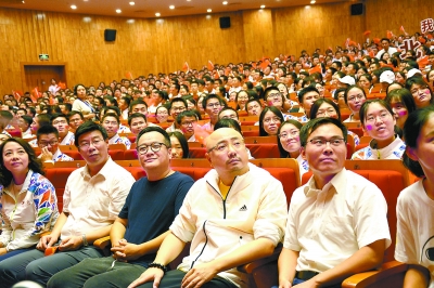 寧浩徐崢與北大學(xué)子齊唱愛(ài)國(guó)歌曲