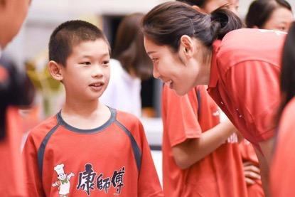 朱婷與小朋友親切交談。主辦方供圖。