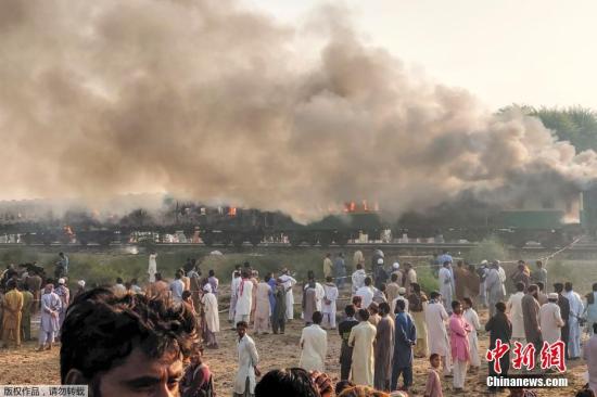 巴基斯坦列車大火已導(dǎo)致74人死亡 另有44人受傷