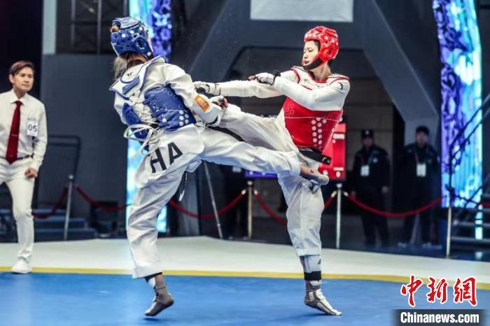 奧運冠軍吳靜鈺(紅)不敵泰國選手翁巴達那吉(青)，獲女子49公斤以下級亞軍。主辦方供圖