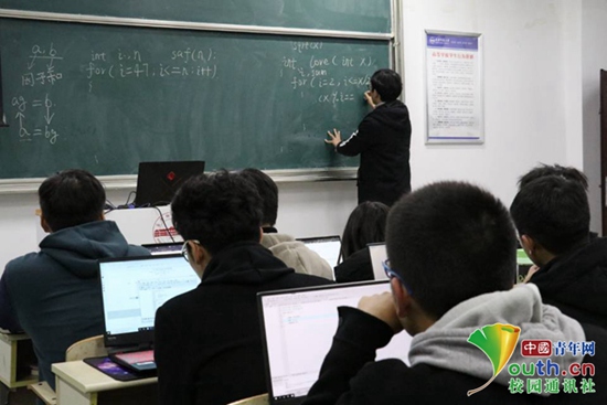 大學(xué)里的“銀河補(bǔ)習(xí)班”：13年“傳幫帶”培訓(xùn)模式助學(xué)生成長