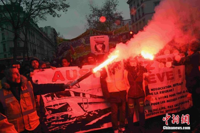 法國(guó)數(shù)十萬人游行抗議退休制度改革方案 大罷工仍持續(xù)
