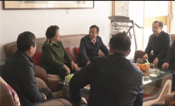 區(qū)領(lǐng)導(dǎo)走訪慰問老干部
