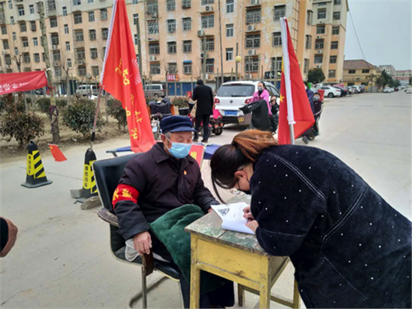 單縣古稀老黨員：“疫情不退，我不退！”