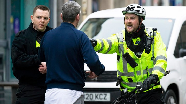 英國(guó)警方出“狠招”：違規(guī)外出最高罰款960英鎊 派無(wú)人機(jī)監(jiān)督人們遛狗