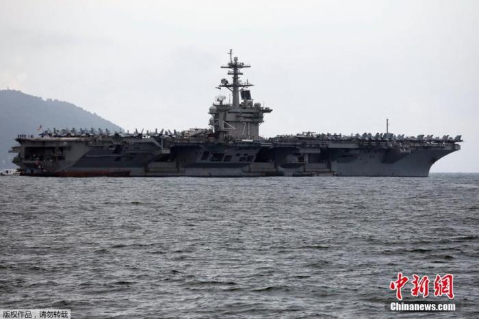 資料圖：當(dāng)?shù)貢r(shí)間3月5日，美國(guó)海軍“羅斯福”號(hào)進(jìn)入越南峴港。