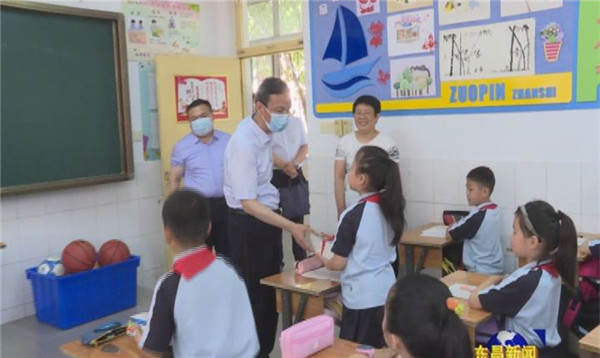 榮紅智看望慰問(wèn)少年兒童