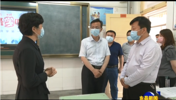 榮紅智督導檢查我區(qū)小學復學復課工作