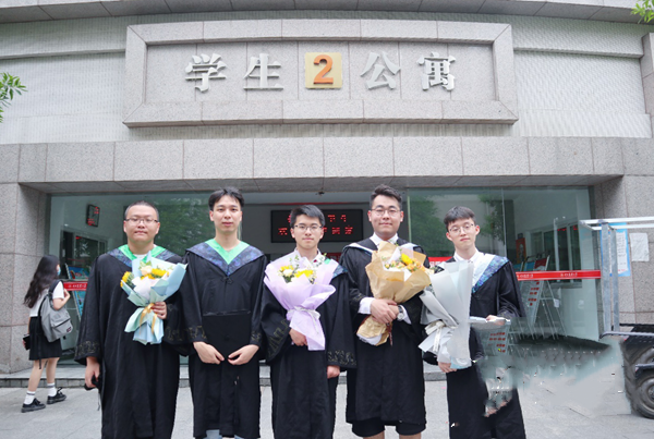 同宿舍5名男生全部考研“上岸”：學(xué)累時(shí)會(huì)一起看動(dòng)畫片