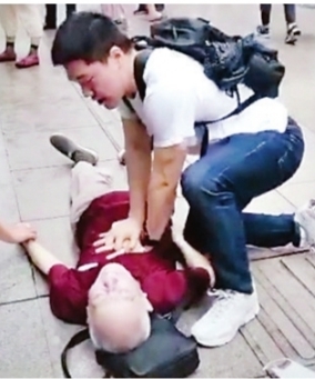 老人街頭倒地 武大醫(yī)學(xué)博士生摘口罩做人工呼吸