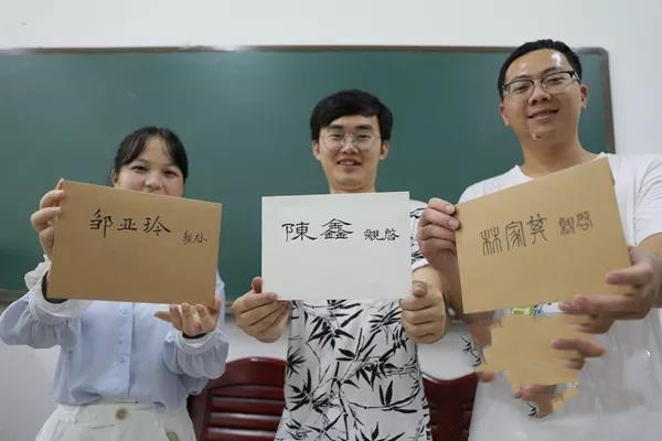 暖！輔導(dǎo)員用不同字體為畢業(yè)生寫信