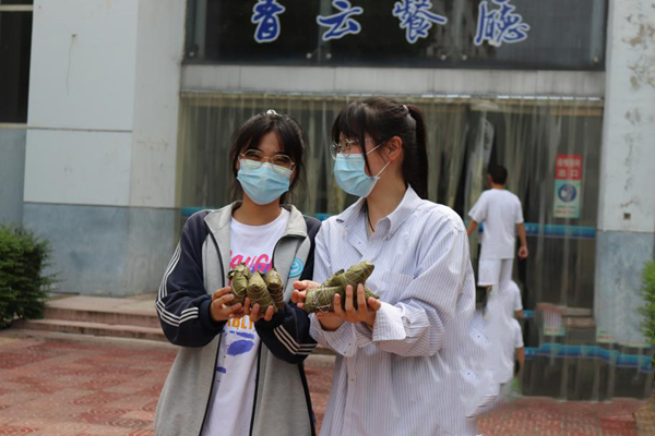 花樣減壓助高考！江蘇一高中連續(xù)三年為千余名考生發(fā)粽子
