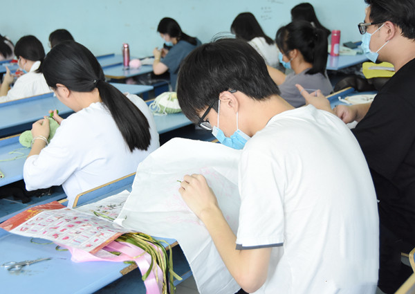 高校開設(shè)刺繡課，男生女生一起學“女紅”