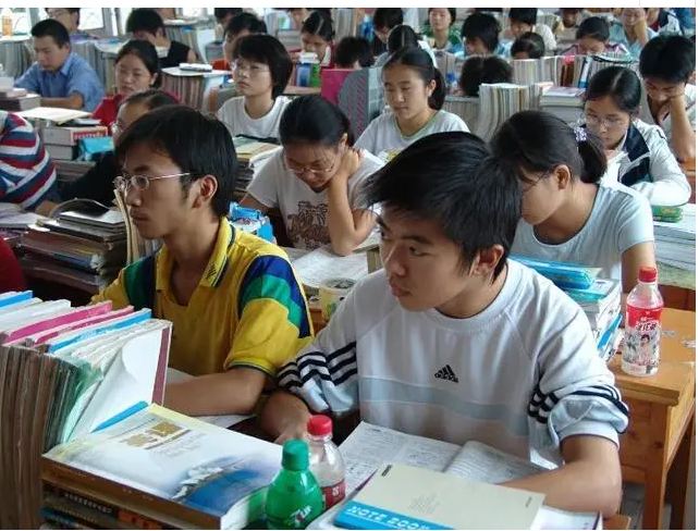 南京一中一本率不足96％，家長紛紛舉牌喊話：要求校長下臺！