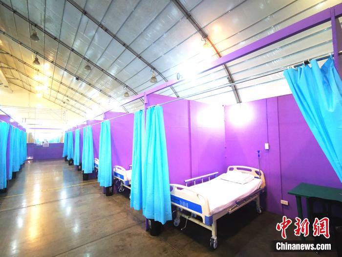 每個(gè)隔離病房配備標(biāo)準(zhǔn)醫(yī)用可升降病床，每張床上已放置嶄新的護(hù)理用床墊、全新枕套床單、吊水用鐵架、醫(yī)療器械電插座與生活插座兩組，同時(shí)配備一桌一椅。 關(guān)向東 攝