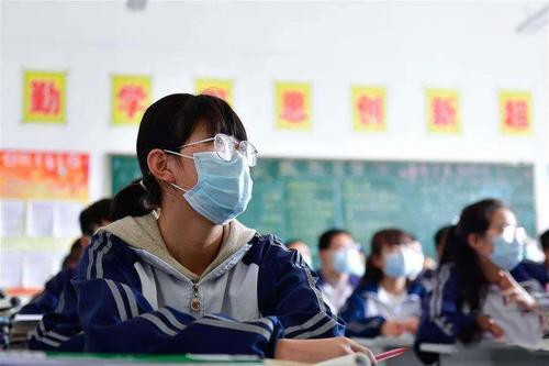 北京秋季開(kāi)學(xué)后學(xué)生進(jìn)校園仍要戴口罩