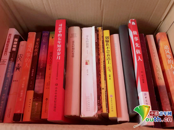 高校開設(shè)“軍訓(xùn)圖書角”，讓不能參訓(xùn)的同學(xué)不再無聊