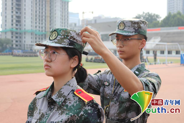 畫面太暖！00后大學(xué)生擔(dān)任05后新生軍訓(xùn)教官