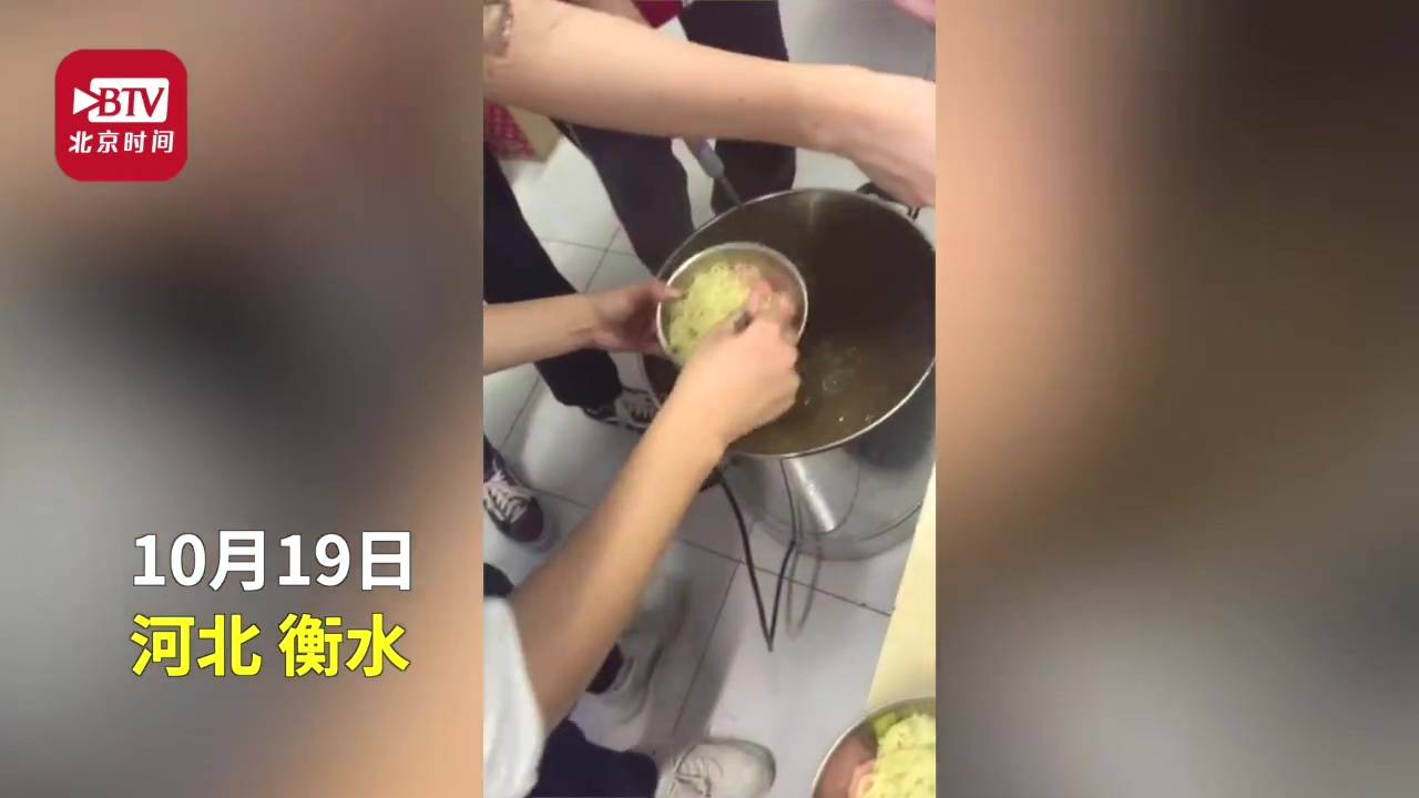 好暖！班主任給高三學(xué)生煮秋天第一碗麻辣燙：讓學(xué)生暖心暖胃生活有滋有味