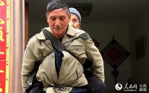 “背帶大叔”不再背母看病