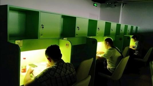 付費自習(xí)室里的擴張夢 有白領(lǐng)一邊扒飯一邊看書