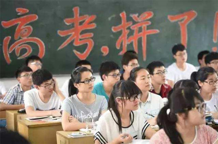 還記得高考忘涂答題卡，給監(jiān)考老師“下跪”的女孩嗎？如今咋樣了