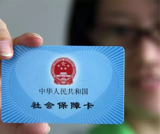 盡快將大學(xué)生納入城鎮(zhèn)居民基本醫(yī)保體系