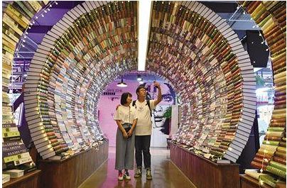 “打卡”網(wǎng)紅書店，入眼更要入心