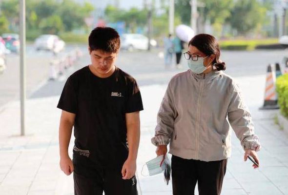 這位考生延時交卷，還優(yōu)先進入考點、考場